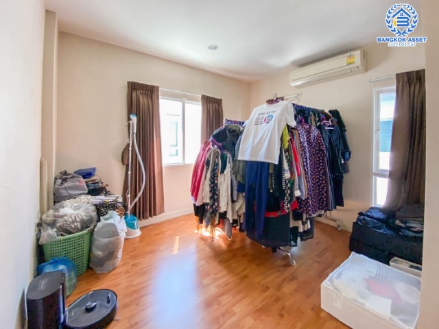 *****บ้านเดี่ยวมือสองย่านนนทบุรี ม.บางกอกบูเลอวาร์ด รามอินทรา3 บนเนื้อที่ 60.2 ตร.ว. ฟังก์ชัน 4 ห้องนอน 4 ห้องน้ำ 2 ที่จอดรถ บ้านสวยสภาพพร้อมอยู่ แถมฟรีเครื่องปรับอากาศ 8 เครื่อง บนทำเลเชื่อมต่อทุกการเดินทาง ใกล้รถไฟฟ้าสายสีชมพู "รามอินทรา" และทางด่วน "รามอินทรา"